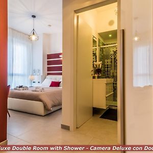 Deluxe Double Room Shower
